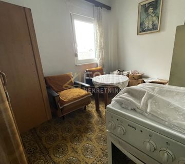 Gorski kotar, Delnice - centar, kuća s 3 stana - cover