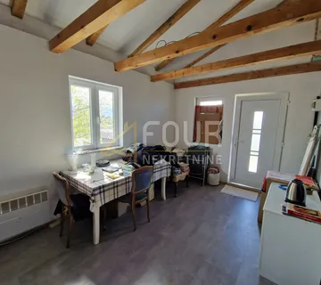 Hreljin, samostojeća kuća s 2 stana, velika okućnica - cover