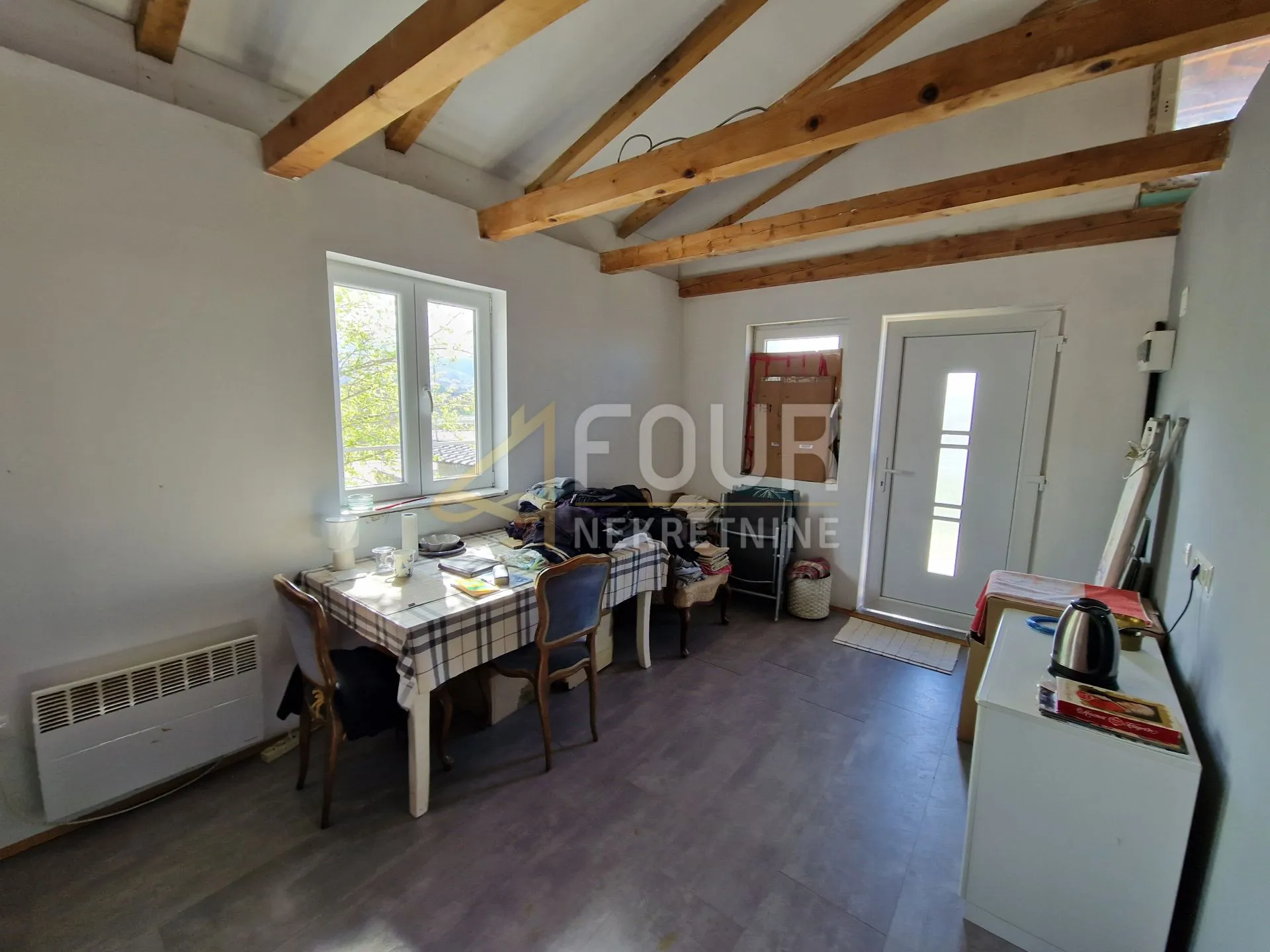 Hreljin, samostojeća kuća s 2 stana, velika okućnica - cover