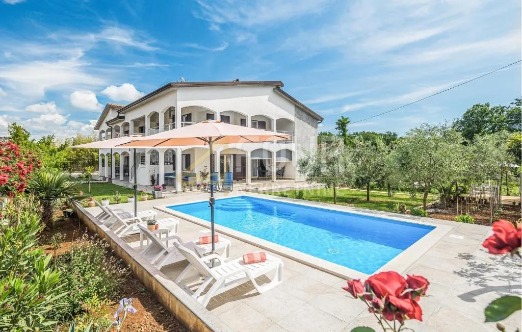 Istra, Nova Vas, samostojeća kuća - 5 stanova, bazen, garaža i okućnica - cover