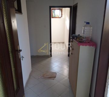 Poreč, samostojeća kuća s 2 stana, garaža, velika okućnica - cover