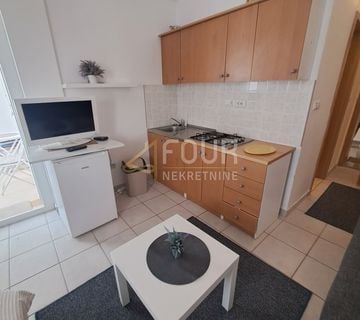 Novi Vinodolski, 29.58m2, garsonijera s lođom, 100m od mora - cover