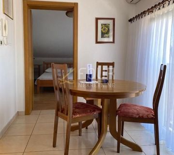 Otok Čiovo, samostojeća kuća sa 7 stanova i bazenom - cover