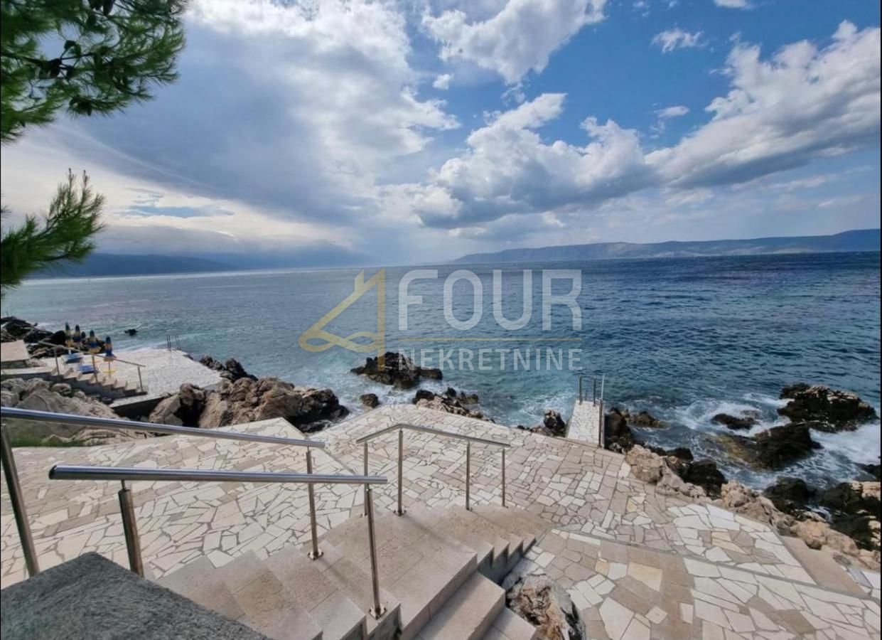 Novi Vinodolski, hotel 1.red do mora - cover