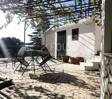 Novi Vinodolski, kuća s dva stana i pogledom na more, 133m2