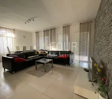 Novi Vinodolski zaleđe, samostojeća kuća s 2 stana, okućnica