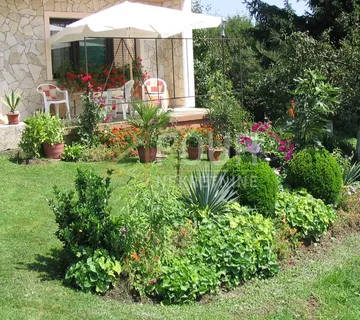 Kukunjevac, samostojeća kuća s garažom i uređenom okućnicom - Kukunjevac, Lipik