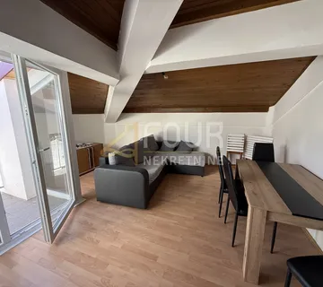Obrovac, 2s+db, 60m2, lođa