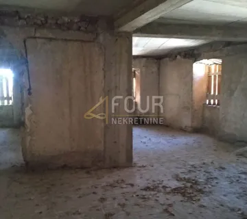 Drniš - centar, kamena starina od 440m2
