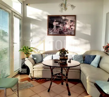 Opatija, 127.20m2, 2 stana - 3s+db i 1s+db