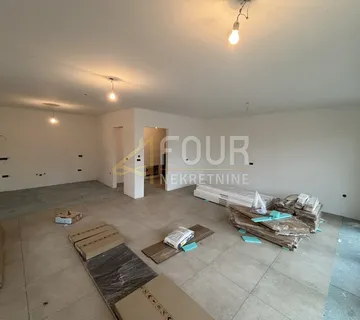Kastav, 3s+db - višeetažni, 120m2, krovna terasa, okućnica