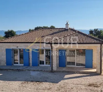 Okolica Zadra, Nin, novogradnja, kamena prizemnica s velikom okućnicom
