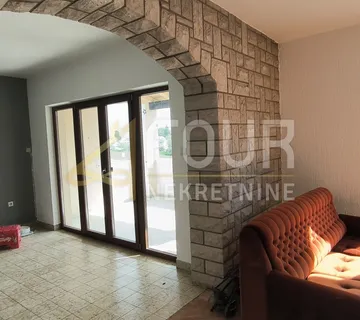 Istra, Barban, samostojeća kuća 206m2, terasa, balkon