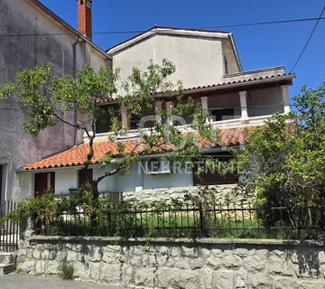 Istra, Roč, dvije povezane kamene kuće s pet stambenih jedinica - Roč, Buzet