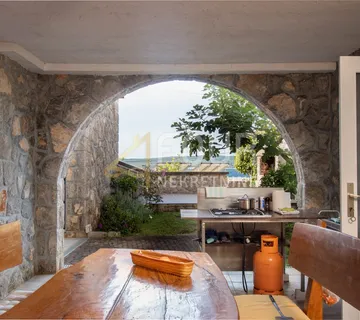 Crikvenica, 140.95m2, 3 stana, okućnica, 50m od mora - cover