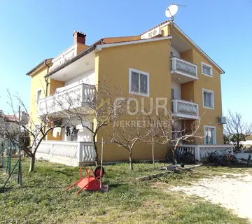 Pula, Veli Vrh, kuća s 4 stana i velikom okućnicom - cover