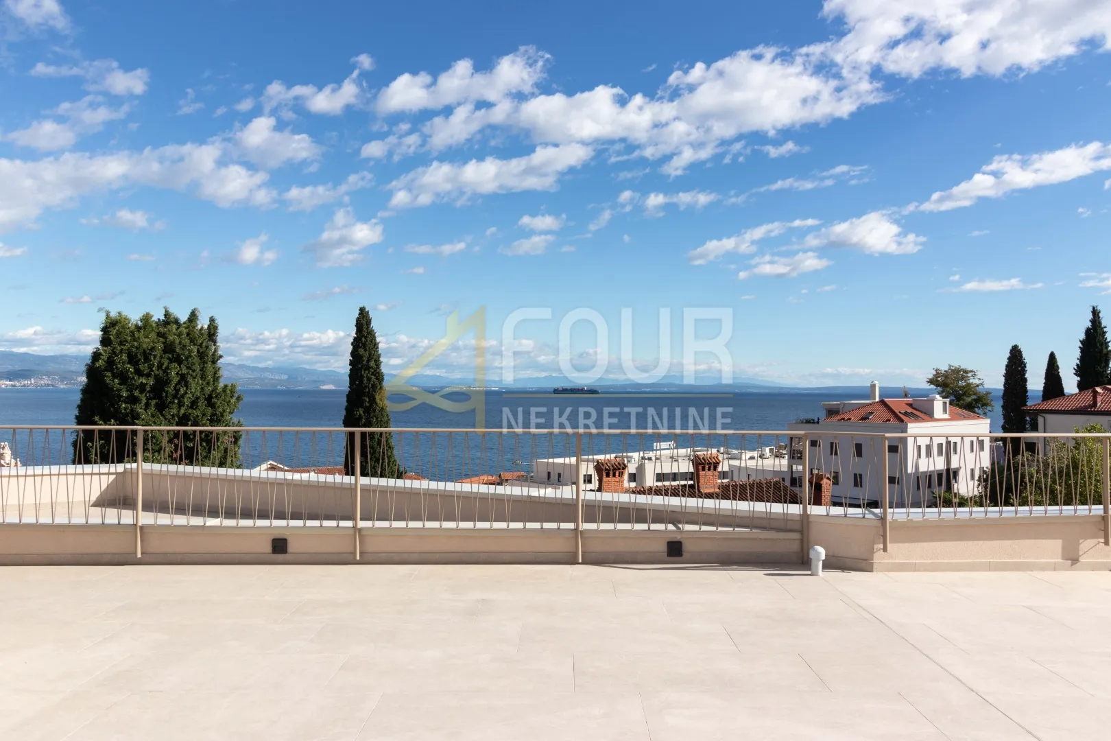 Opatija, penthouse s bazenom, 343.85m2 - cover