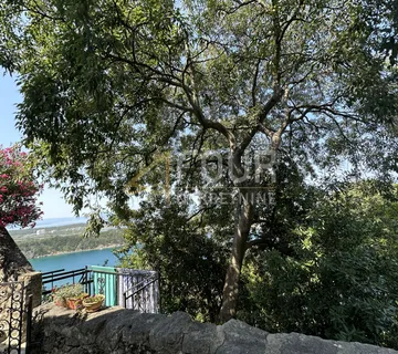 Otok Krk, Omišalj, šarmantna kamena kućica u srcu starog grada