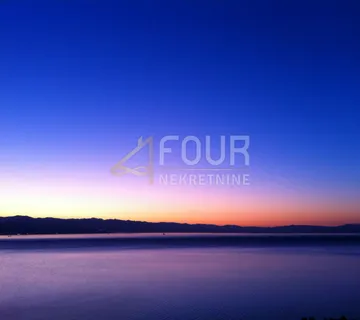 Opatija, dvoetažni stan s parkingom, 200m od mora - cover