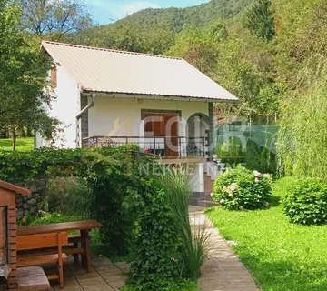 Gorski kotar, okolica Delnica, dvije kuće - cover