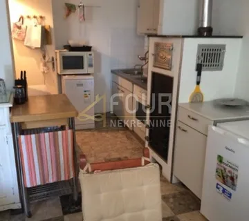 Novi Vinodolski, kuća 1. red do mora, 87m2