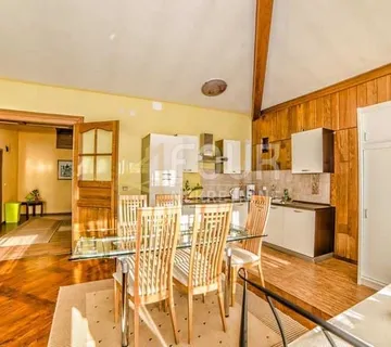 Opatija, kuća s 10 apartmana i pogledom na more, 586m2