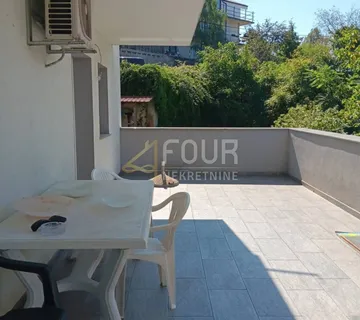 Viškovo, 95m2, namješten stan, 3s+db, balkon, zajednička okućnica