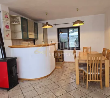 Rijeka, Krimeja, nekretnina na traženoj poziciji, 2s+db i konoba
