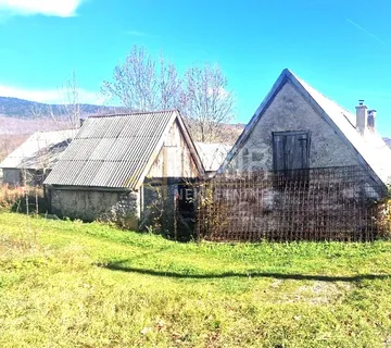 Velebit, Krasno polje, samostojeća starina s velik okućnicom - Krasno Polje, Senj