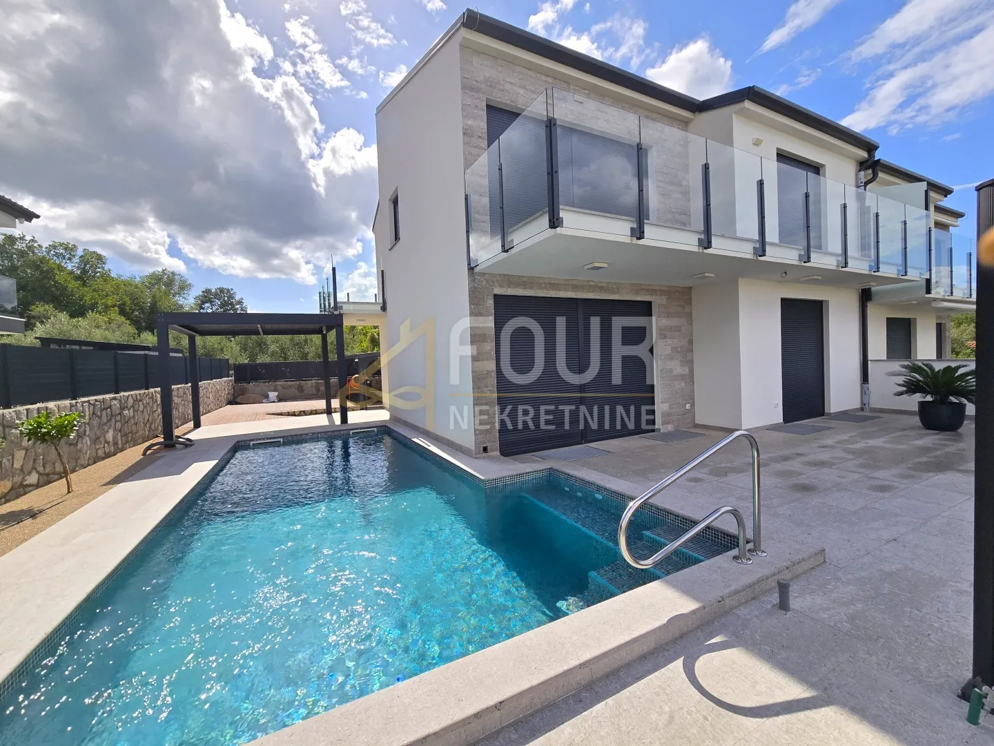 Otok Krk, Malinska, novogradnja, 225m2, višeetažni stan, 3s+db, bazen i okućnica - cover