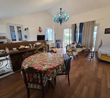 Cres, 120.98m2, 2s+db, lođa, pogled na more