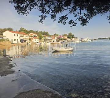 Otok Cres, mala kamena kuća - prvi red do mora !