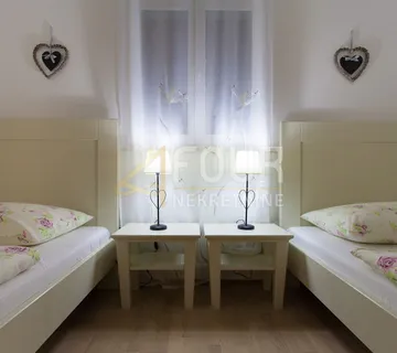 Otok Krk, Dobrinj, prekrasna kuća s 3 stana i bazenom