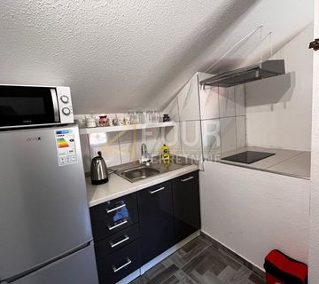 Novi Vinodolski, kuća s 3 apartmana - cover