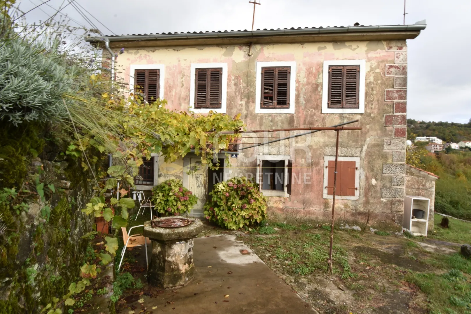 Opatija - Poljane, kamena starina s velikom okućnicom! - cover