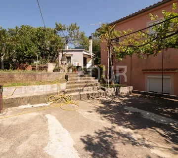 Rijeka, Drenova, adaptirana kuća s dva stana i garažom - cover