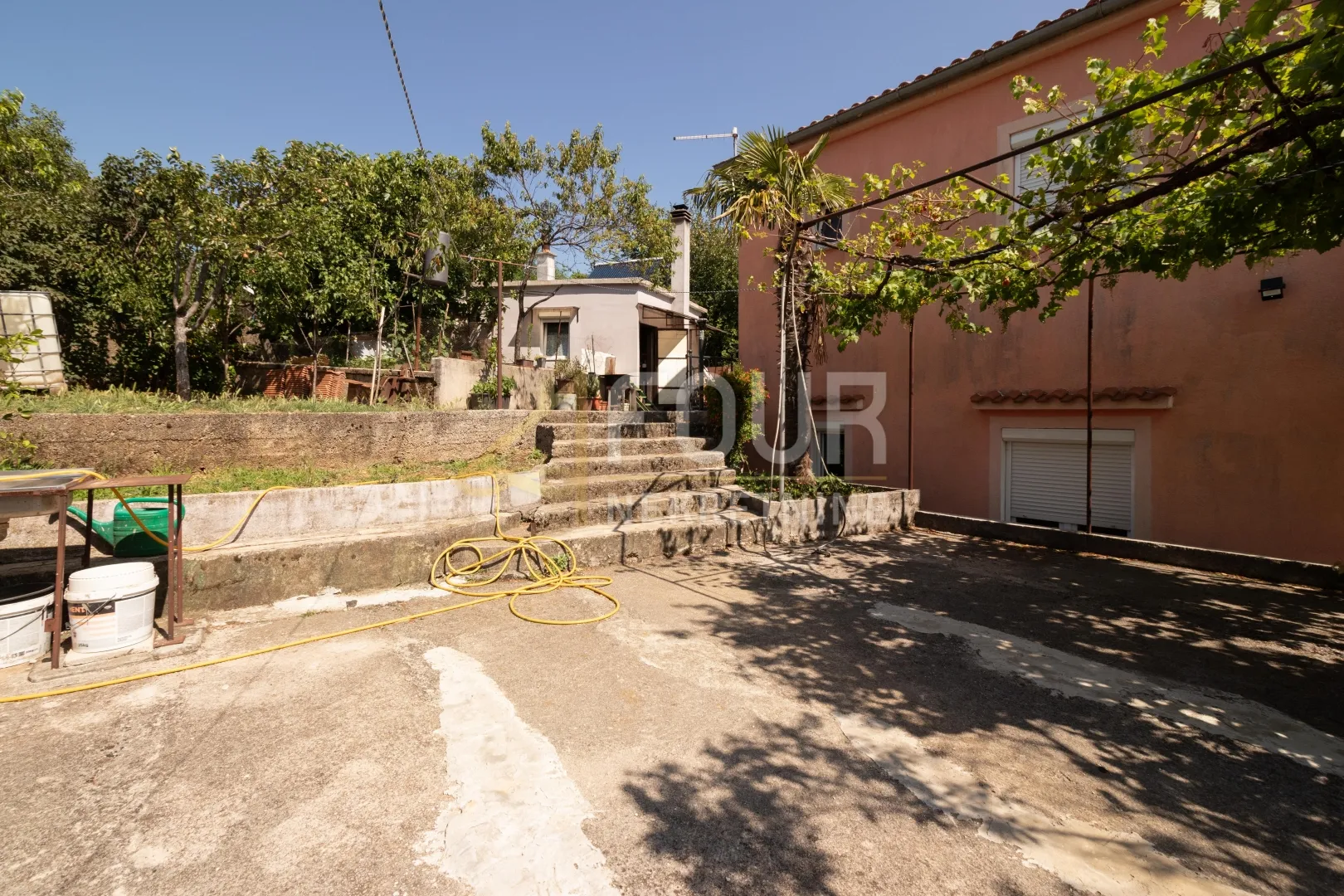 Rijeka, Drenova, adaptirana kuća s dva stana i garažom - cover