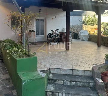 Otok Krk, Malinska, kuća s 5 apartmana + poslovni prostor + dodatni studio app - cover