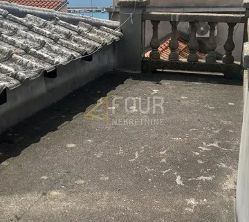 Novi Vinodolski, 92m2, dvojna kuća 150m od mora - cover