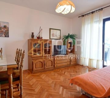 Otok Krk, Malinska, kuća s 2 stana i bazenom - cover