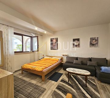 Crikvenica, Dramalj, 181m2, 3 apartmana + bungalov, okućnica, blizina mora - cover
