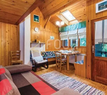 Gorski kotar, Vrbovsko, autohtona drvena kuća s velikom okućnicom - cover