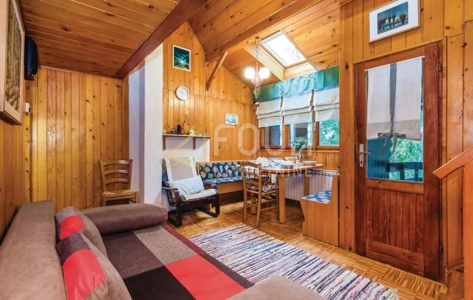 Gorski kotar, Vrbovsko, autohtona drvena kuća s velikom okućnicom - cover