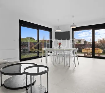 Istra, Poreč, 4s+db stan s terasom 180,32m2 - cover