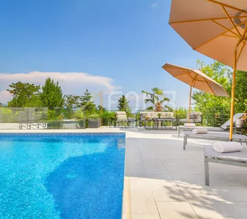 Opatija - centar, kuća s bazenom i pogledom na more - cover