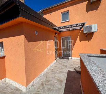 Otok Krk, Malinska, obnovljena kuća od 152.19m2 s 3 stana i okućnicom - cover