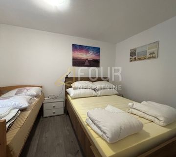 Novi Vinodolski, kuća s 3 apartmana - cover