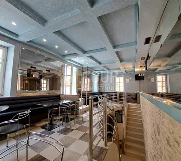 Novi Vinodolski, kuća s 2 stana i dvoetažnim poslovnim prostorom - cover