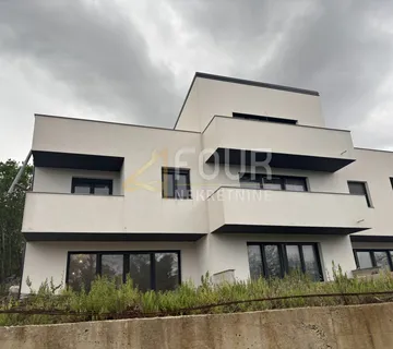 Kastav, 3s+db - višeetažni, 120m2, krovna terasa, okućnica - cover