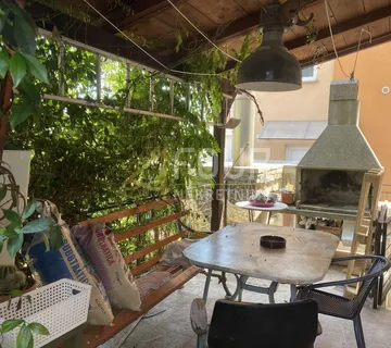 Rijeka, Zamet, samostojeća kuća, 2 stana, konoba, okućnica - cover